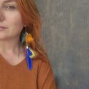 Kolczyki boho z kolorowymi piórami w odcieniach pomarańczu i turkusu 