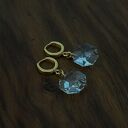 złote kolczyki z bezbarwnymi