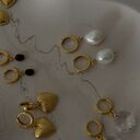 złote kolczyki z perłami i