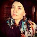 Kolczyki materiałowe - lekkie frędzle z piórami w stylu boho