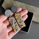 Długie, nowoczesne kolczyki z papieru z recyklingu i stali chirurgicznej