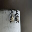 Kolczyki Golden Scarab - skarabeusz z patynowanego mosiądzu i srebrne bigle 925