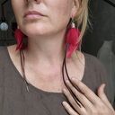 Czerwone kolczyki z piór - długie i lekkie w stylu boho folk