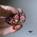 Kolczyki Cosmic Garden z emaliowanymi kwiatami i kryształami Swarovski