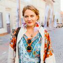 Kolczyki boho z kolorowymi piórami i kwiatami - lekkie szaleństwo