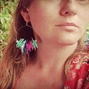 Boho kolczyki Frida z zielonymi piórami i kwiatami - lekkie na ślub i imprezy