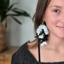 Kolczyki leciutkie biało-czarne kwiaty na bazie koła bardzo bujne końcówka bigla