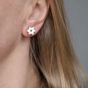 Piernikowe gwiazdki z białym lukrem - delikatne świąteczne kolczyki