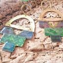 Mosiężne kolczyki malowane we wzory azteckie