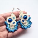 Kolczyki sutaszowe haftowane Blue & Ecru (średnie, 5 cm)