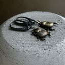 Kolczyki Golden Scarab - skarabeusz z patynowanego mosiądzu i srebrne bigle 925