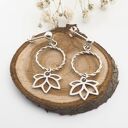 Srebrne kolczyki lotosy midi z symbolem OM - Jachyra Jewellery