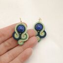 Małe kolczyki sutasz z jadeitami - haft soutache w kolorach zieleni i granatu