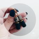 Kolczyki z ceramiką i lawą - naturalna biżuteria w złotej oprawie