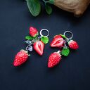 Długie kolczyki z truskawkami