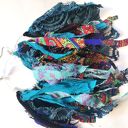 Kolczyki materiałowe - lekkie frędzle z piórami w stylu boho