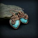 Wiszące kolczyki z howlitem - miedziane serduszka wire wrapping