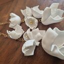 Klipsy długie białe kwiaty mogą być ślubne bardzo stylowe zwracają uwagę duże