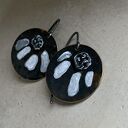 Kolczyki White & Black Flower - ręcznie emaliowane z mosiądzu i srebra 925