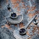 Srebrne kolczyki wkrętki półksiężyce, z karborundem, egipskie czarnym