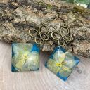 Kolczyki z kwiatami na kolorowym tle k333