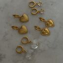 złote kolczyki z bezbarwnymi