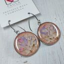 Kolczyki z suszonymi kwiatami zalanymi żywicą