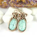 Wiszące kolczyki z turkusowym howlitem i miedzianym wire wrapping