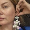 Kolczyki długie kwiaty w odcieniach bieli, fioletu i lilii - lekkie folk