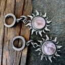 Srebrne kolczyki symbol Słońca z kwarcem różowym 10 mm