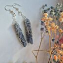 Kolczyki z kyjanitem 🌊 Energia ogólna Kyanit to kamień harmonii, spokoju i prawdy. Ma bardzo wysoki