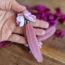 Kolczyki lekkie pudrowe - kwiaty i pióra boho