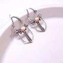 Srebrne kolczyki z różową perłą | Eleganckie motywem miecza