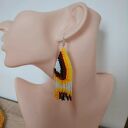 Wielobarwne, abstrakcyjne kolczyki z koralików