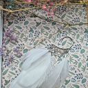 Biała nausznica z piórami Frida w stylu folk i boho - na jedno ucho