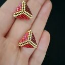 Czerwone Trójkątne Sztyfty Kolczyki, podkreślające siłę, elegancję i jesienny