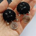 Czarne kolczyki szydełkowe że spiralnymi zawieszkami