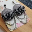 Kolczyki szare szydełkowe z koralikami i łańcuszkami