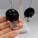 Czarne kolczyki szydełkowe że spiralnymi zawieszkami