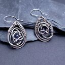 Minimalistyczne kolczyki wire wrapping ze srebra 925 z iolitami