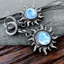 Srebrne kolczyki symbol Słońca z kamieniem księżycowym 11 mm
