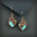 Wiszące kolczyki z howlitem - miedziane serduszka wire wrapping
