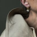 gustowne złote kolczyki z bezbarwnymi