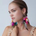 Kolorowe kolczyki z piórami i kwiatami - lekkie rękodzieło boho