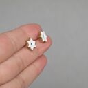 Piernikowe gwiazdki z białym lukrem - delikatne świąteczne kolczyki