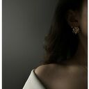 Złote kolczyki z pofalowanymi sześciokątami