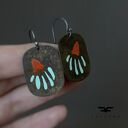 Kolczyki geometryczne Red & Mint z emaliowanymi kwiatami