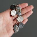 Długie asymetryczne kolczyki z papieru i żywicy - lekkie, autorskie, ok. 11 cm