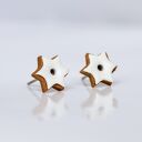 Piernikowe gwiazdki z białym lukrem - delikatne świąteczne kolczyki