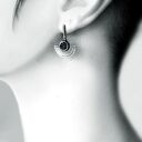 Srebrne kolczyki wkrętki półksiężyce, kolczyki z karborundem, egipskie kolczyki z czarnym oczkiem